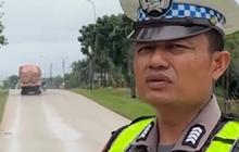 Bripka Malindo Sigap Bantu Sopir Mobil Pecah Ban, Tolak Uang Terima Kasih