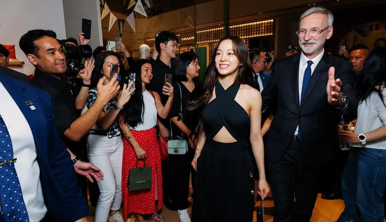 Terbaru, Kim Se Jeong sukses mencuri perhatian fans saat hadiri acara Long Champ di Malaysia [@clean_0828]