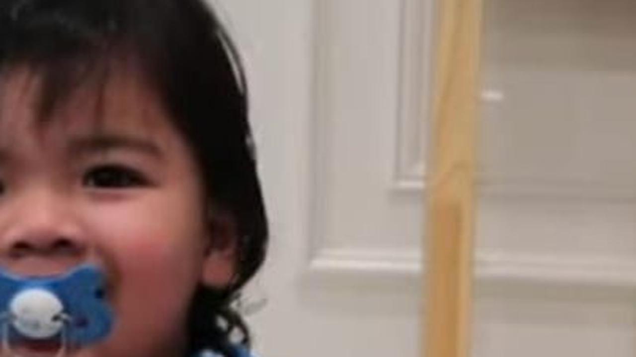 Selain itu si rumahnya juga didominasi dengan nuansa warna putih dan cream. 

(foto :youtube.com/athisha khan)