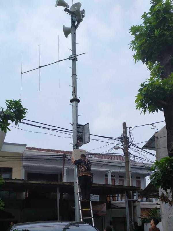 Petugas dari Pemprov DKI berada di lokasi speaker peringatan banjir di salah satu lokasi langganan banjir. (Dok BPBD DKI)