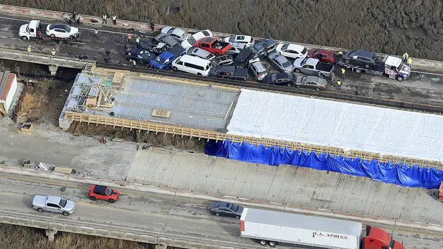 Tabrakan beruntun melibatkan lebih dari 60 mobil terjadi di jalan raya utama Virginia, Amerika Serikat. (AP)