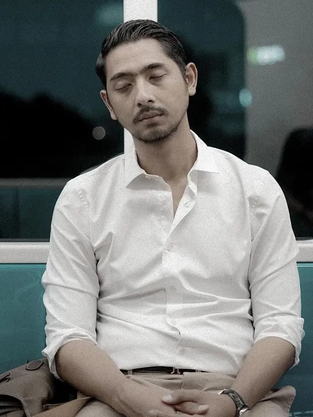 Pesona Arya Saloka saat Naik MRT