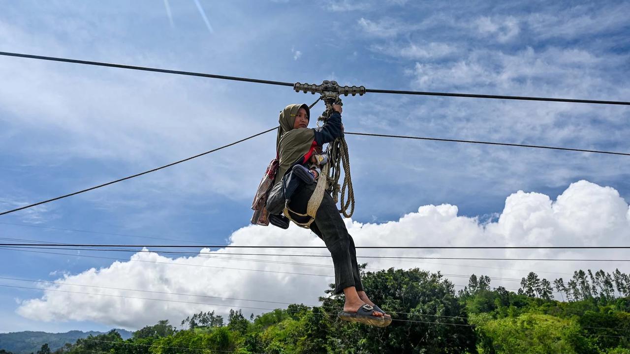FOTO: Perjuangan Warga Ketol Menyeberangi Sungai  Berarus Deras dengan Tali