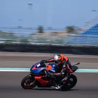 Presenter dan pemeran Darius Sinathrya salah satu artis yang gemar naik motor. Belum lama ini, ia bersama komunitasnya mengaspal di Sirkuit Internasional Mandalika di NTB. Berikut beberapa potretnya bak pembalap MotoGP. [Instagram/darius_sinathrya]