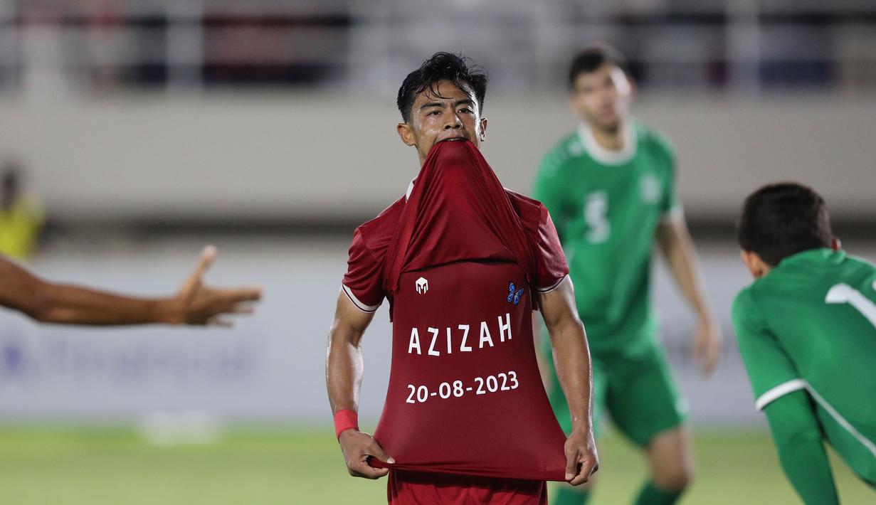 Pemain Timnas Indonesia U-23, Pratama Arhan, melakukan selebrasi dengan mengangkat jersey dan memamerkan nama istrinya setelah mencetak gol kedua ke gawang Timnas Turkmenistan U-23 dalam pertandingan grup K Kualifikasi Piala Asia U-23 2024 yang berlangsung di Stadion Manahan, Solo, Selasa (12/9/2023). Ini merupakan gol kedua bagi Arhan dalam Kualifikasi Piala Asia U-23 2024.  (Bola.com/Arief Bagus)