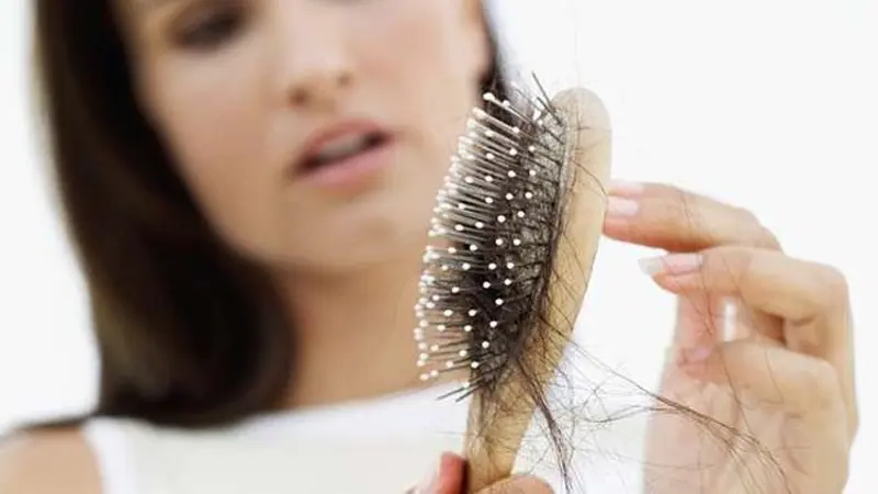 Tak Disangka 7 Kebiasaan Ini Bisa Bikin Rambut Mudah Rontok