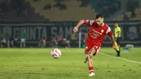 Bek asing Persis Solo, Jordy Tutuarima, saat mengirimkan umpan silang kepada rekan-rekannya dalam duel melawan Bali United di Stadion Manahan, Solo, Kamis (6/3/2025) malam. (Bola.com/Radifa Arsa)