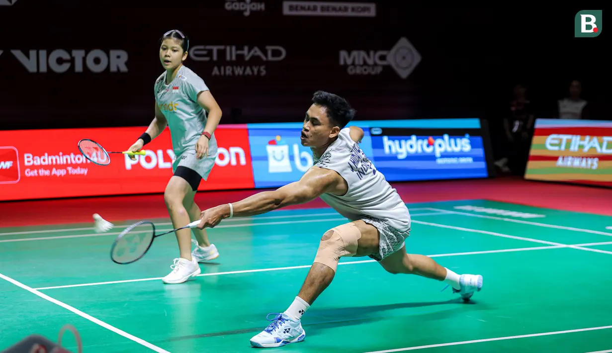Pasangan ganda campuran Indonesia, Jafar Hidayatullah/Felisha Pasaribu berusaha mengembalikan kok ke arah wakil Korea Selatan, Kim Jae Hyeon/Jang Ha Jeong dalam babak 32 besar Indonesia Open 2026 di Istora Senayan, Jakarta, Rabu (03/06/2026). (Bola.com/Bagaskara Lazuardi)