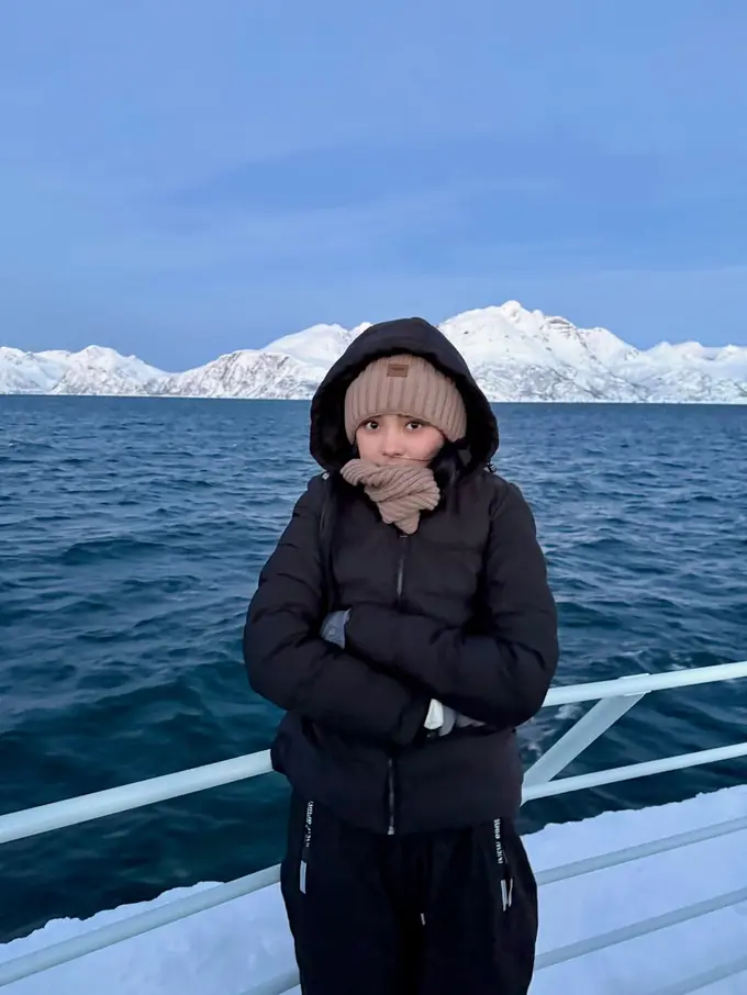 Liburan Tahun Baru 2026, Lyodra Ginting Tampil Stylish dengan Winter Outfit Serba Hitam di Norwegia