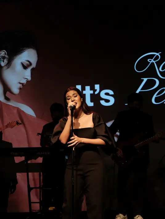 Selain itu Raisa juga sudah mempersiapkan berbagai merchandise unik yang bisa dibeli secara terpisah, mulai 25 Maret 2022 nanti. (Nizar Zulmi/Fimela.com)