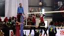 Tim Wahana Express Group (WEG) saat bertanding melawan PB Voli AD (PBVAD) pada final turnamen Danjen Kopassus Open Volleyball Tournament, di Jakarta, Minggu (08/4). WEG mengalahkan PB Voli AD (PBVAD) Putri, tiga set langsung. (Liputan6.com/Johan Tallo)