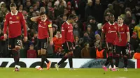 Pemain Manchester United Harry Maguire (kedua kiri) dan rekan setimnya bereaksi setelah mencetak gol ke gawang Sevilla pada pertandingan sepak bola perempat final leg pertama Liga Europa di Stadion Old Trafford, Manchester, Kamis (13/4/2023). (AP Photo/Dave Thompson)