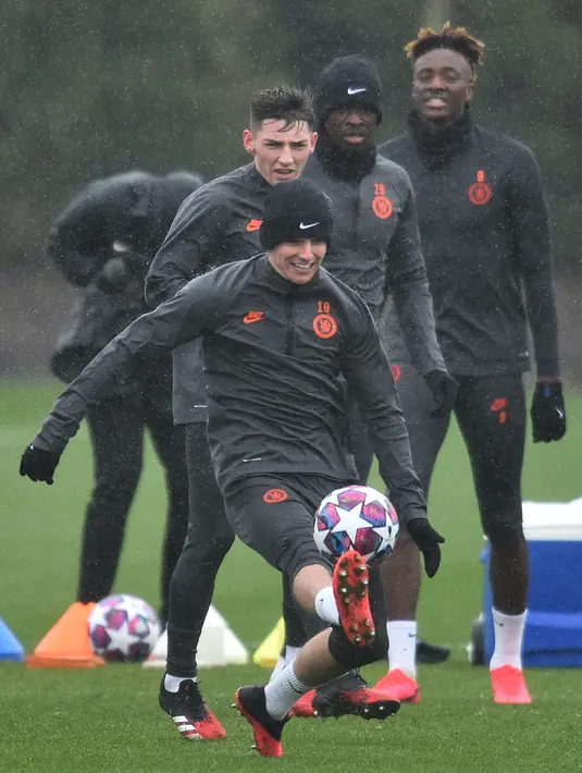 Pemain Chelsea Mason Mount mengontrol bola saat sesi latihan di Cobham Training Ground, Stoke D'Abernon, Inggris, Senin (24/2/2020). Chelsea akan menjamu Bayern Munchen pada leg pertama babak 16 besar Liga Champions. (Glyn KIRK/AFP)