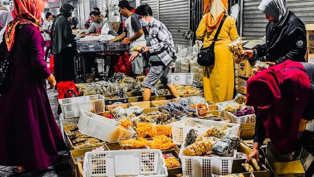 Ilustrasi suasana pasar kue subuh