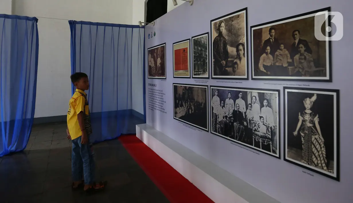 Seorang anak melihat foto sejarah pada Pameran Retrospeksi di museum Kebangkitan Nasional di Jakarta, Sabtu (21/5/2022). Pameran Retrospeksi tersebut dalam rangka memperingati hari Kebangkitan Nasional yang berlangsung dari tanggal 20 Mei - 18 Juni 2022. (Liputan6.com/Johan Tallo)
