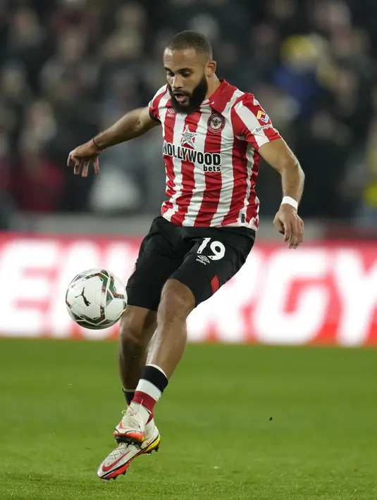 Penyerang Brentford, Bryan Mbeumo mengontrol bola saat bertanding melawan Chelsea pada pertandingan perempat final Piala Liga Inggris di stadion Brentford Community di London, Kamis (23/12/2021). Kemenangan mengantar Chelsea ke semifinal Piala Liga Inggris. (AP Photo/Kirsty Wigglesworth)
