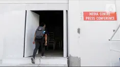 Seorang pria masuk ke dalam media center dari Stadion Rizal Memorial di Manila, Filipina, Senin (25/11/2019). Meski akan digunakan untuk ajang SEA Games 2019, kondisi ruangannya sangat memprihatinkan. (Bola.com/M Iqbal Ichsan)