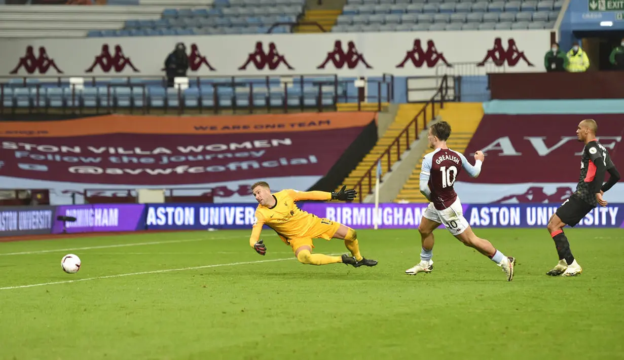 Pemain Aston Villa Jack Grealish (tengah) mencetak gol ke gawang Liverpool pada pertandingan Liga Premier Inggris di Stadion Villa Park, Birmingham, Inggris, Minggu (4/10/2020). Aston Villa mengalahkan Liverpool 7-2. (Peter Powell/Pool via AP)