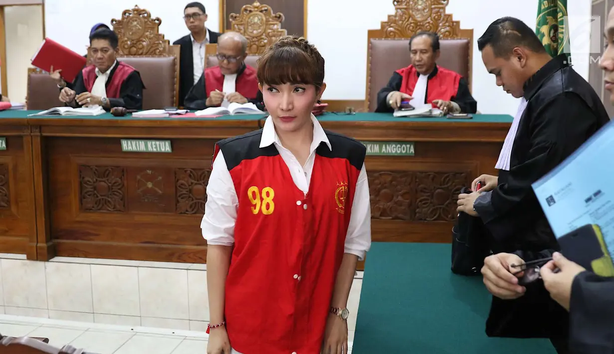 Roro Fitria menjalani sidang lanjutan kasus dugaan penyalahgunaan narkotika di PN Jakarta Selatan, Jakarta, Kamis (5/7). Dimana seperti diketahui, Roro terjerat narkoba kepemilikan sabu pada Februari 2018 lalu. (Liputan6.com/Immanuel Antonius)