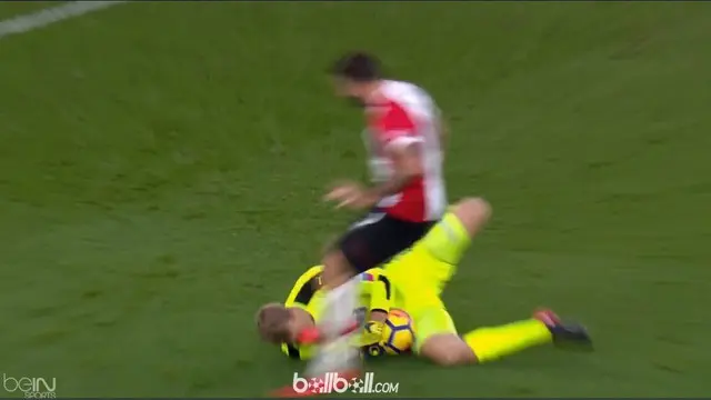 Berita video insiden striker Southampton, Charlie Austin, menendang wajah kiper Huddersfield, Jonas Lossl. This video presented by BallBall.