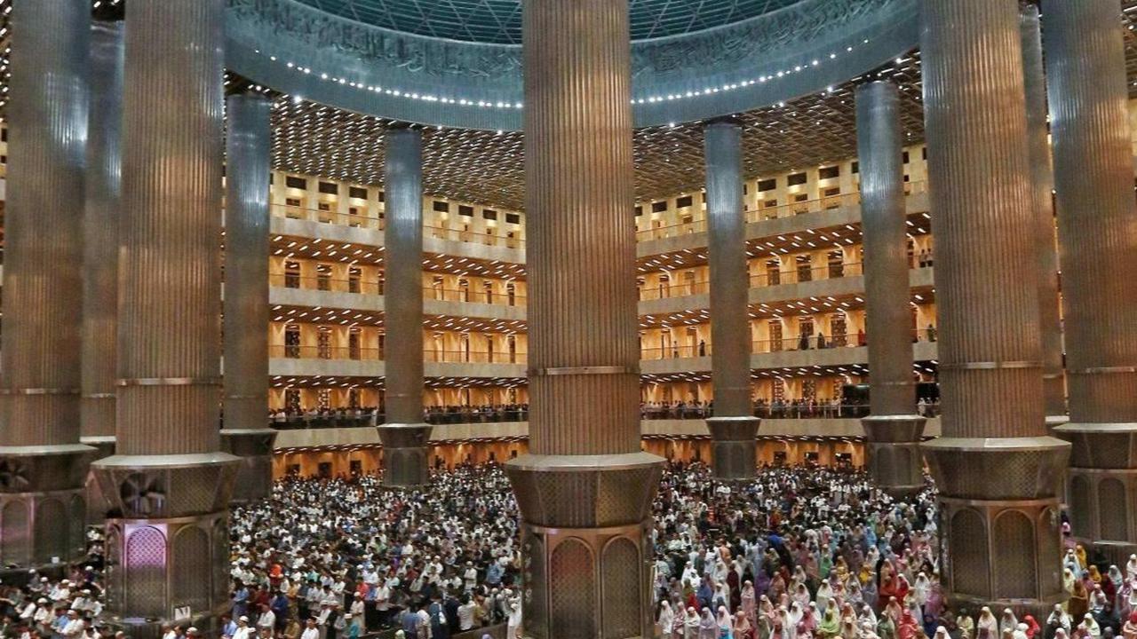 Terpantau ratusan umat Muslim tampak melaksanakan salat tarawih dengan penuh kekhusyukan di Masjid Istiqlal, Jakarta, Senin (11/3/2024) malam. Foto: Liputan6.com / Angga Yuniar