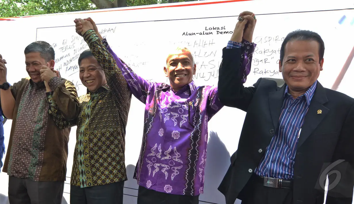 Setya Novanto (kedua kiri) bersama para pemimpin DPR meresmikan rencana pembangunan Alun-alun Demokrasi di Komplek Parlemen Senayan, Jakarta, Kamis (21/5/2015). Alun-alun demokrasi diperuntukan bagi masyarakat untuk berdemo. (Liputan6.com/Andrian M Tunay)