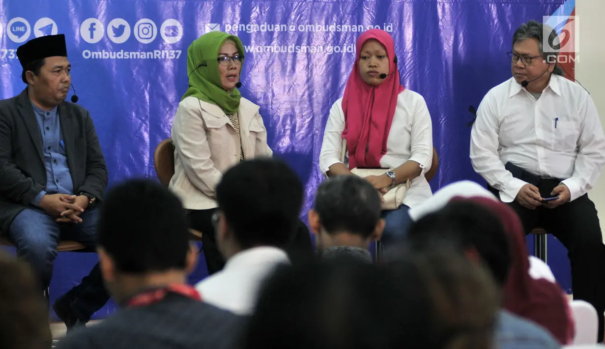 Ketua Panwaslu Kota Tangerang Agus Salim (kiri) bersama petugas KPPS Tanjung Priok Tursina Maya (dua kiri), istri almarhum Ketua KPPS Bekasi Masnun (dua kanan), dan anggota Ombudsman RI Alvin Lie Ling Piao (kanan) saat Ngopi Bareng Ombudsman di Jakarta, Selasa (30/4/2019). (merdeka.com/IqbalNugroho)