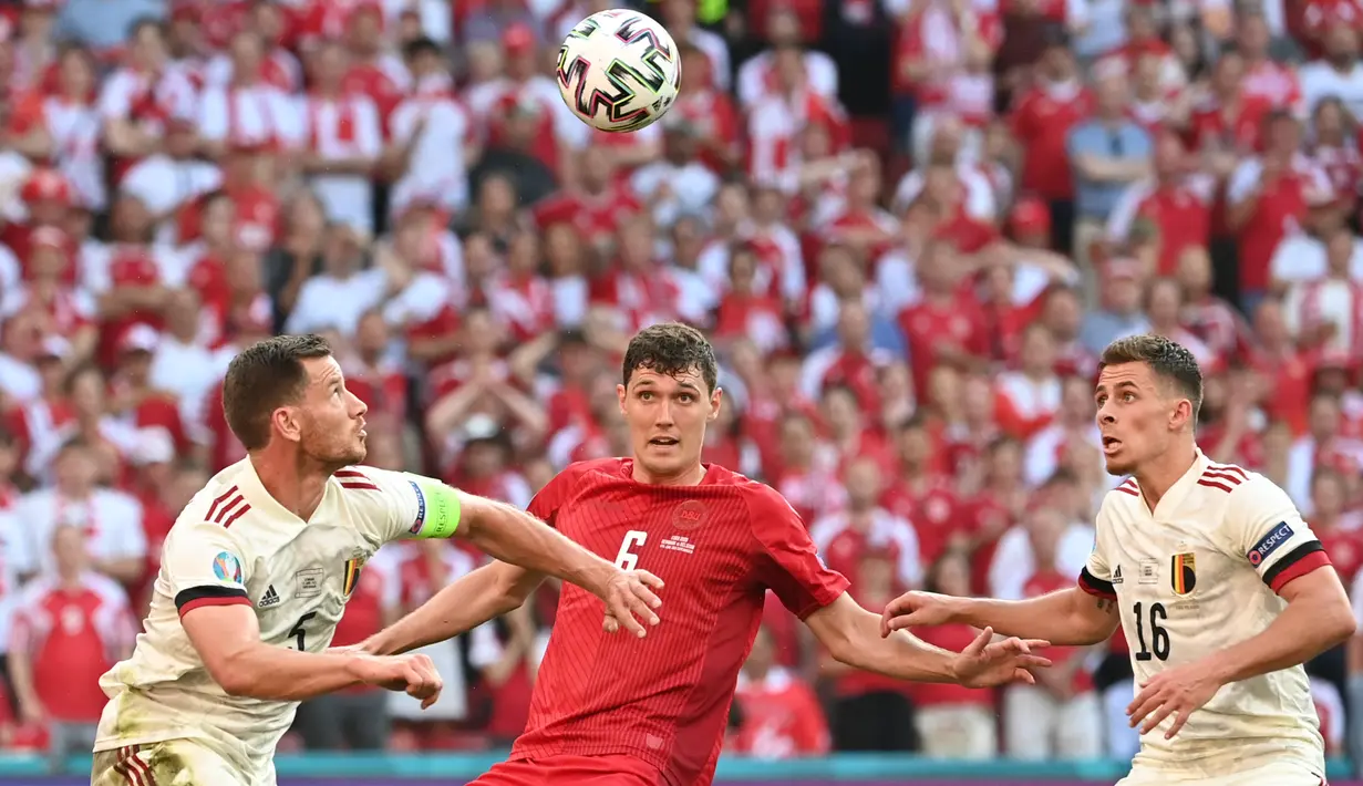 DARI KIRI: Bek Belgia Jan Vertonghen, bek Denmark Andreas Christensen dan gelandang Belgia Thorgan Hazard bersaing memperebutkan bola pada laga Grup B Euro 2020 di Parken Stadium, Kamis (17/6/2021). Belgia menang 2-1 dan besar kemungkinan ke babak 16 besar. (Jonathan NACKSTRAND/POOL/AFP)