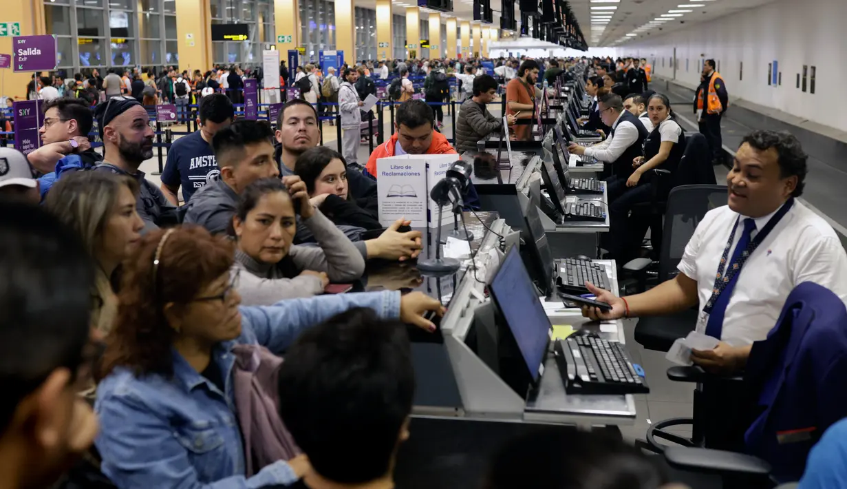 Ratusan penumpang terlihat mengantre dan berusaha untuk menjadwal ulang penerbangan domestik atau internasional mereka atau bersiap-siap untuk naik pesawat yang tertunda. (Juan Carlos CISNEROS / AFP)
