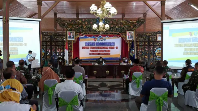 Rapat koordinasi penanganan Covid-19 di Bangkalan. (Foto: Liputan6.com/Musthofa Aldo)