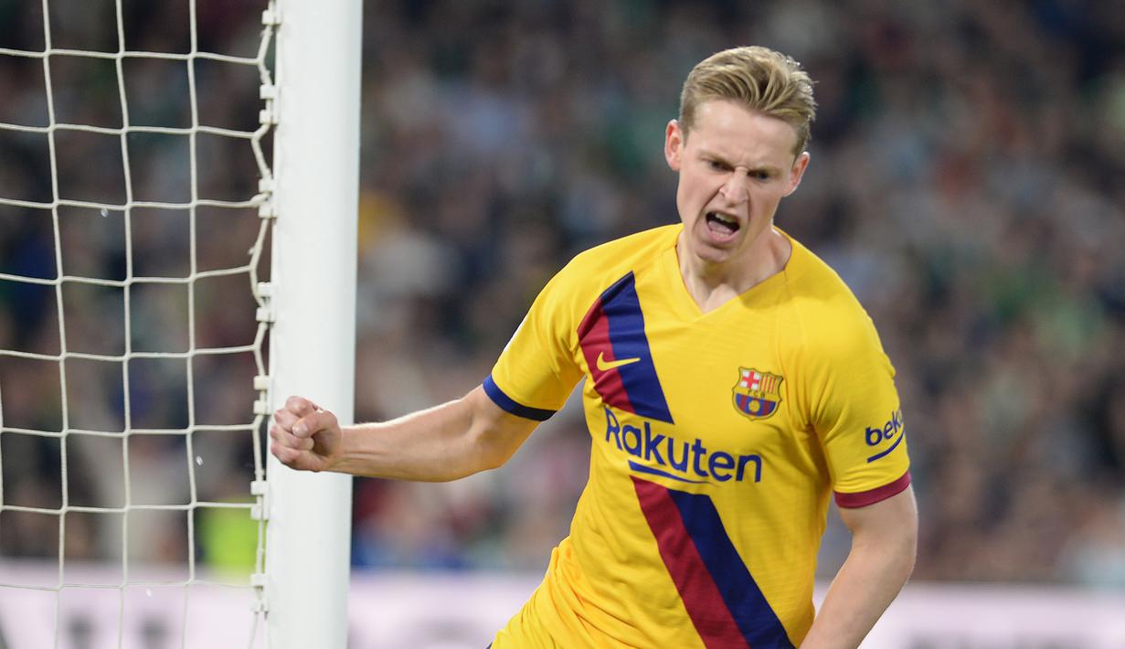 5. Frenkie De Jong (86 juta euro) - Penampilan apik Frenkie De Jong bersama Ajax membuat Barcelona kepincut untuk mendatangkannya. Pada 2019, Barcelona mengelontorkan dana 86 juta euro untuk melabuhkan gelandang asal Belanda ini. (AFP/Cristina Quicler)