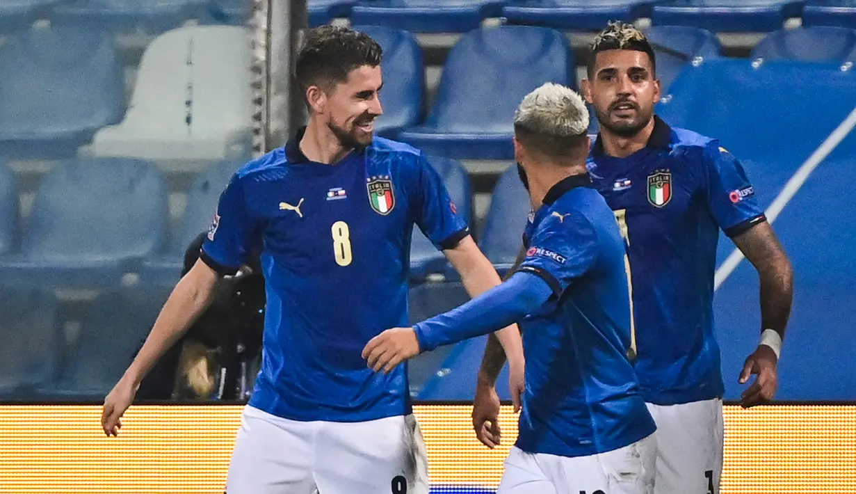 Gelandang Italia, Jorginho (kanan) bersama Lorenzo Insigne dan Emerson, merayakan gol dalam laga UEFA Nations League Grup A1 melawan Polandia di Stadion Mapei, Italia, Senin (16/11/2020) dini hari WIB. Italia menang 2-0 atas Polandia. (AFP/Miguel Medina).