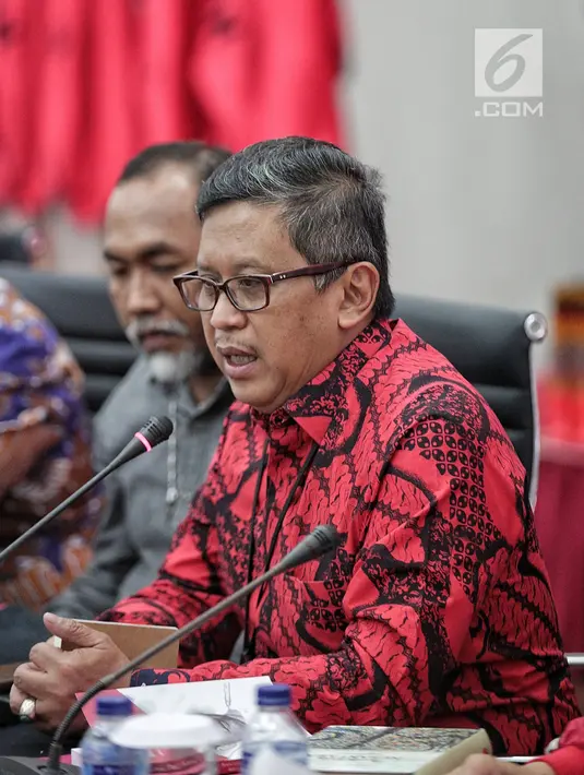 Sekjen PDIP Hasto Kristiyanto memberi keterangan saat menerima Pasukan Adat Nusantara Indonesia (PANI) di Kantor Pusat PDIP, Menteng, Jakarta, Rabu (13/2). Hari Adat Indonesia diajukan pada 12 Juli. (Liputan6.com/Faizal Fanani)
