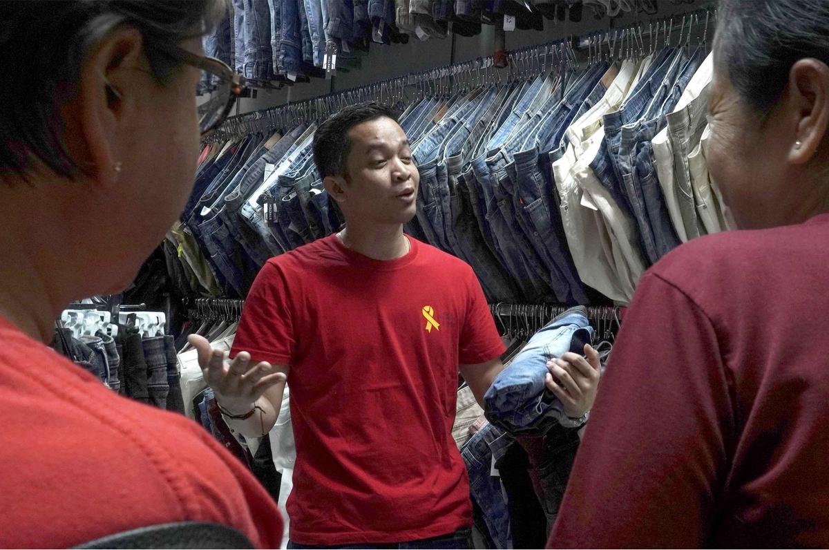 FOTO: Larangan Impor Pakaian Bekas Ilegal,  Pemerintah Dorong Pedagang Thrifting Beralih ke Produk Lokal