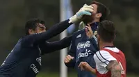Sergio Romero meninju kepala Lionel Messi dalam sesi latihan Argentina. (AFP)