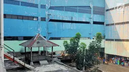 Suasana pasar tradisional Pasar Mingu di Jakarta, Rabu (17/7). Rencana revitalisasi 21 pasar tradisional di Ibu Kota terancam molor karena status lahan pasar masih dalam proses perubahan sertifikasi. (Liputan6.com/Immanuel Antonius)