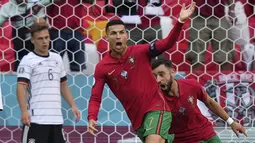 Jerman kebobolan terlebih dahulu pada menit ke-15 karena aksi Cristiano Ronaldo. Sodoran umpan Diogo Jota berhasil ia tuntaskan menjadi gol ke gawang Neuer. Skor 1-0 dengan keunggulan Portugal. Gol ini sekaligus membuat Ronaldo mengakhiri puasa golnya ke gawang Jerman. (Foto: AP/Matthias Schrader)