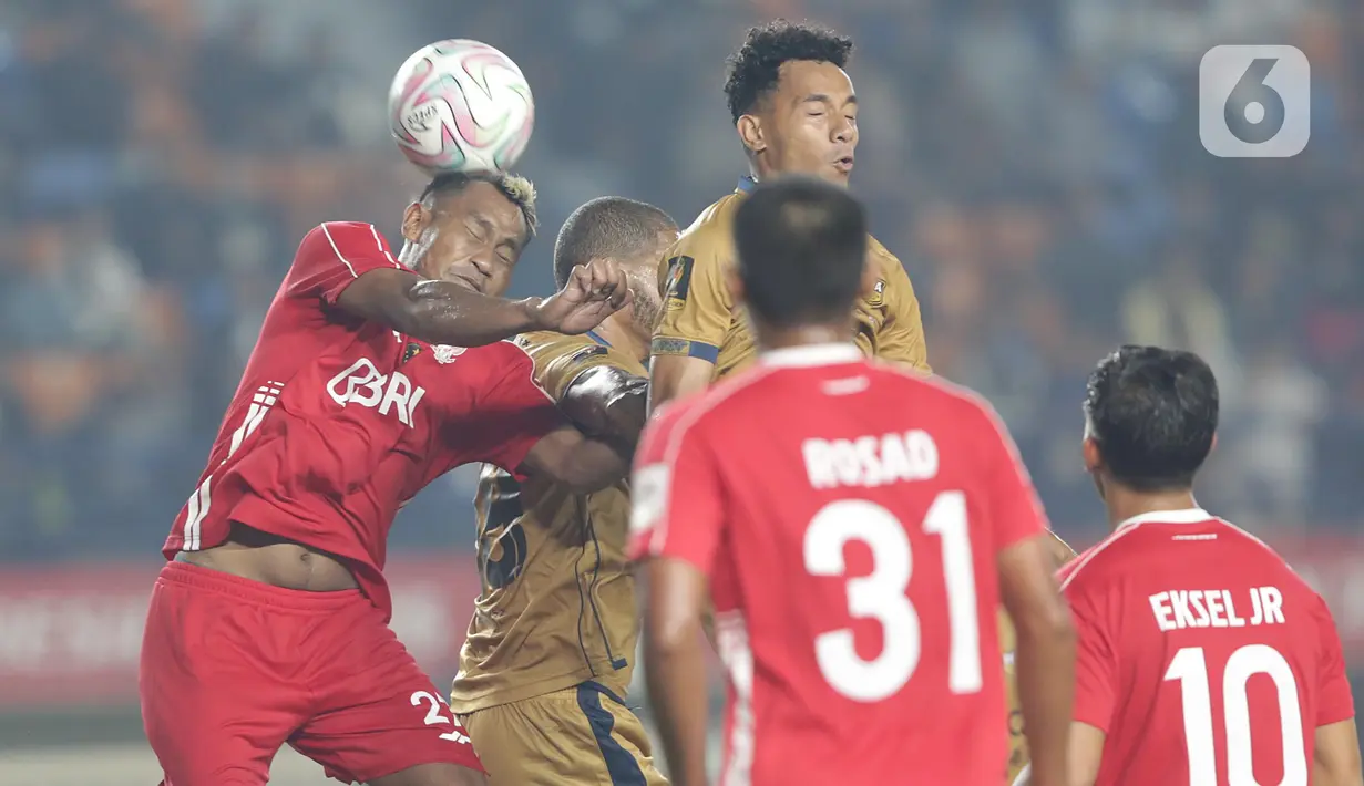 Momen berbahaya sempat diciptakan Yusuf Meilana saat laga menyisakan 10 menit, tapi masih bisa diadang kiper Dewa United, Sonny Stevens. (Liputan6.com/Helmi Fithriansyah)