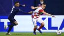Penyerang Prancis, Kylian Mbappe, berebut bola dengan penyerang bek, Filip Uremovic, pada laga lanjutan UEFA Nations League 2020/2021 di Maksimir Stadium, Kamis (15/10/2020) dini hari WIB. Prancis menang 2-1 atas Kroasia. (AFP/Franck Fife)