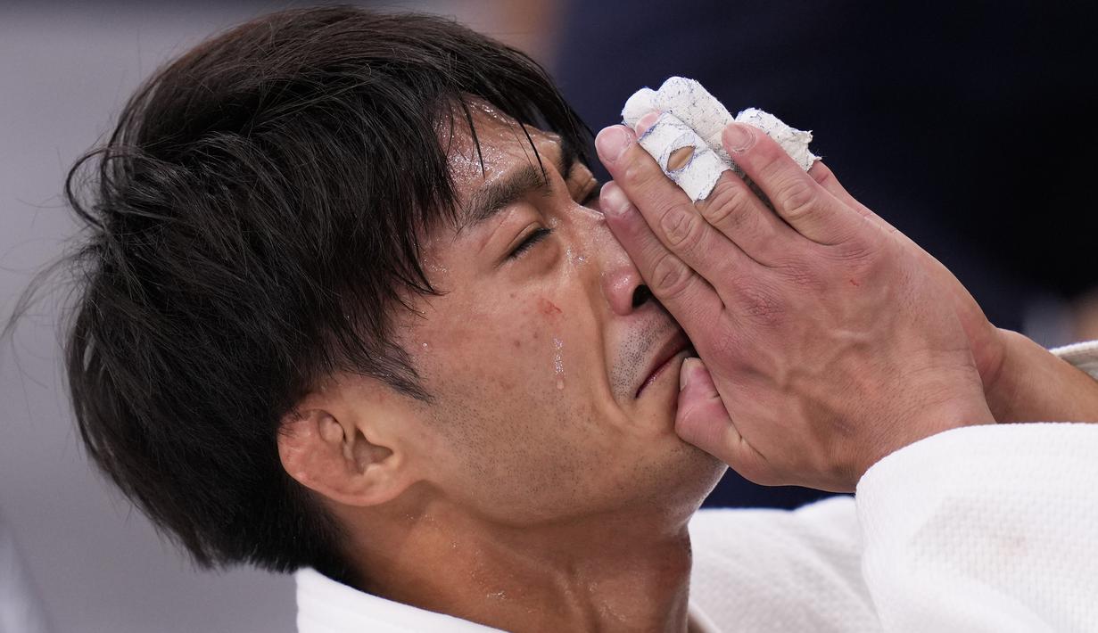 Pejudo dari Taiwan, Yang Yung-wei bereaksi setelah kalah dari Naohisa Takato, dari Jepang, dalam perebutan medali emas judo -60kg putra pada Olimpiade Musim Panas 2020, Sabtu, 24 Juli 2021, di Tokyo. (AP/Jae C.Hong)
