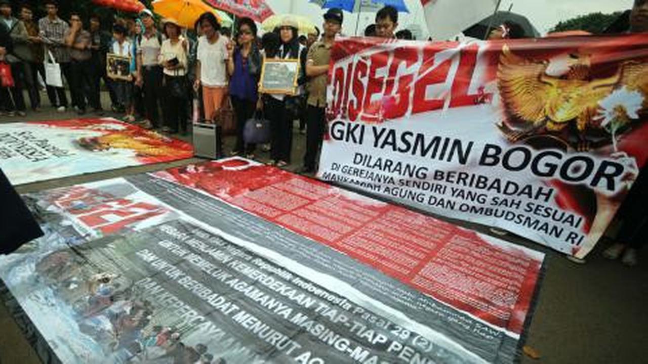 Jemaat GKI Yasmin dan HKBP Filadelfia beribadah di depan Istana