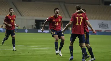 Penyerang Spanyol, Ferran Tores (tengah) berlari merayakan dengan rekan satu tim usai mencetak gol ke gawang Jerman pada pertandingan UEFA Nations League 2020 di Estadio La Cartuja de Sevilla,  Spanyol, Selasa (17/11/2020). Ferran Tores  mencetak hattrick di pertandingan ini. (AP Photo/Miguel Morena