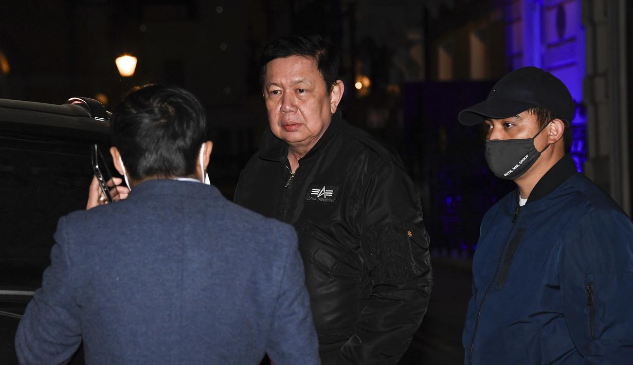 Duta Besar Myanmar untuk Inggris, Kyaw Zwar Minn (tengah) berbicara dengan stafnya di luar gedung Kedutaan Besar Myanmar di London, Rabu (7/4/2021). Kyaw Zwar Minn mengatakan pihak yang terkait dengan militer Yangon melarang dirinya untuk mengakses gedung itu. (AP Photo/Alastair Grant)
