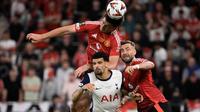 Bek Manchester United asal Inggris #05, Harry Maguire, berhasil menyundul bola melewati penyerang Tottenham Hotspur asal Inggris #19, Dominic Solanke, dan bek Manchester United asal Inggris #23, Luke Shaw, dalam pertandingan final Liga Europa UEFA antara Tottenham Hotspur dan Manchester United di Stadion San Mames, Bilbao, pada 21 Mei 2025. (Josep LAGO/AFP)