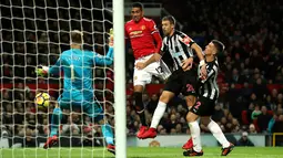 Pemain Manchester United, Chris Smalling (tengah) berhasil mencetak gol ke gawang Newcastle United pada laga lanjutan Premier League pekan ke-12 di Old Trafford, Minggu (19/11). MU menang telak 4-1 atas Newcastle. (Martin Rickett/PA via AP)