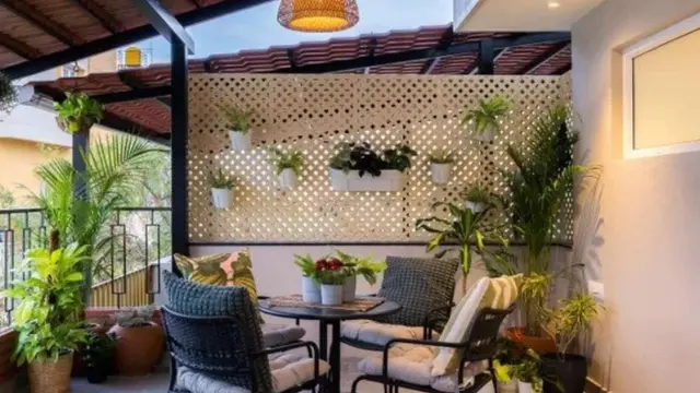 Rumah dengan Mini Garden di Samping Teras (pinterest.com/thearchitectsdiary.com)