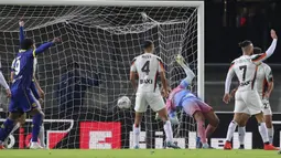 Pemain Venezia, Jay Idzes (4) tak mampu berkutik saat gawang timnya kebobolan pada laga lanjutan Liga Italia 2024/2025 melawan Hellas Verona di Marcantonio Bentegodi Stadium, Italia, Sabtu (05/10/2024) WIB. (AP Photo/LaPresse/Paola Garbuio)