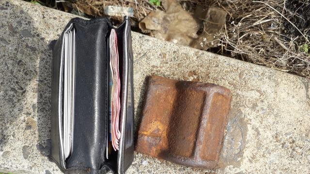 Dompet milik Kasat Narkoba Polres Jaktim AKBP Buddy Alfrits Towoliu yang ditemukan di rel kereta api.