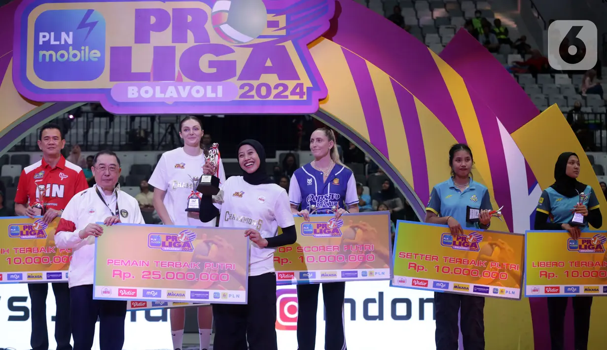 Pevoli putri Jakarta BIN, Megawati Hangestri Pertiwi (keempat kiri) saat menerima trofi Pemain Terbaik Putri Proliga 2024 di Indonesia Arena, Kompleks Gelora Bung Karno, Jakarta, Sabtu (20/7/2024). (Liputan6.com/Helmi Fithriansyah)