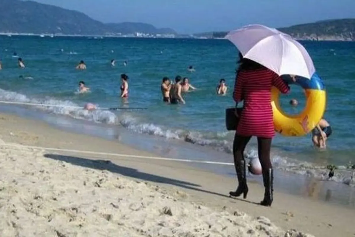 6 Potret Kocak Bukti Hal Aneh Bisa Terjadi di Pantai